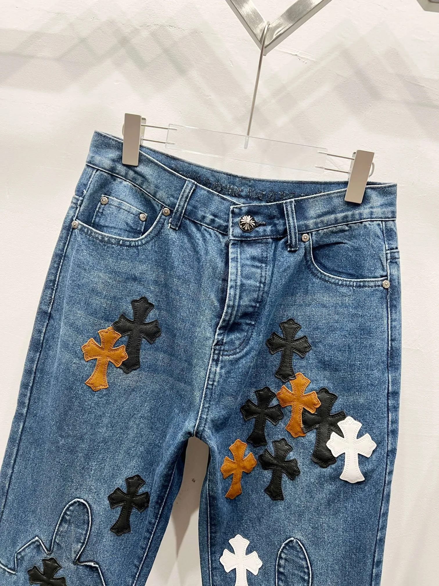 P260 Style number: (c011) Chrome Hearts CH Chrome Hearts 24SS vip custom-made double-knee leather flame high street cross jeans. Original purchased and patterned to truly restore the ultimate vintage texture. Italian special cowhide print and then cut. Customized sheepskin three-layer thick line leather. The whole body is spliced in heavy water washing process. Craftsmen hand-splash ink. You can see the details. Three-dimensional cutting version. Loose and comfortable, not flattering on the figure. Makes taller and slimmer. Seiko. Original factory quality control. Same style for men and women. Can be matched with couples. Versatile recommendation. Must-have jeans for all seasons. Color: blue. Size: 28, 30, 32, 34, 36 (S-xxl)